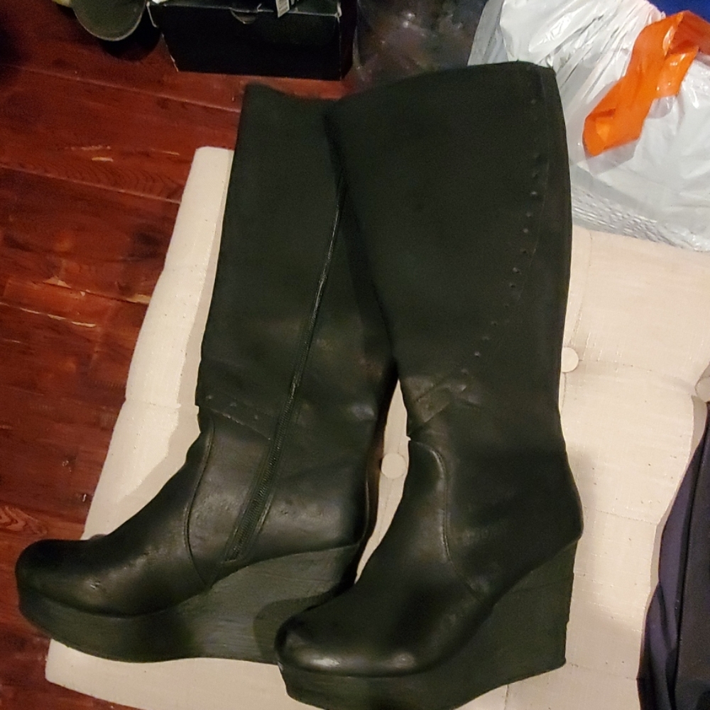 Black wedge boots